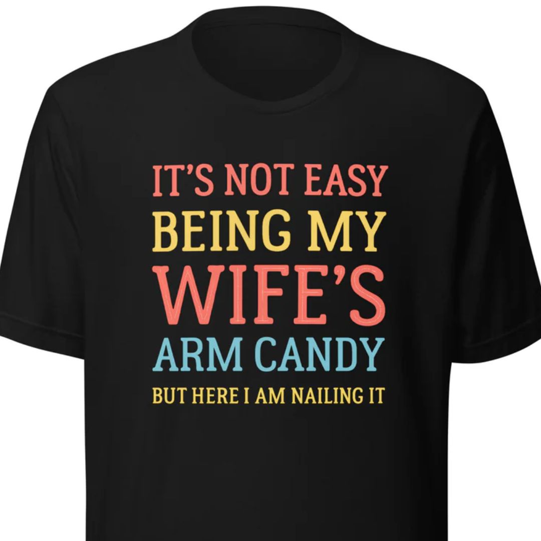 Wife’s Arm Candy – Unisex T-Shirt - Motivansicht bei FunStuff.at